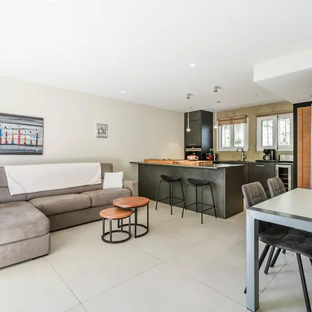 Wonderful 2 Bedroom In The Old Suquet Lejlighed *