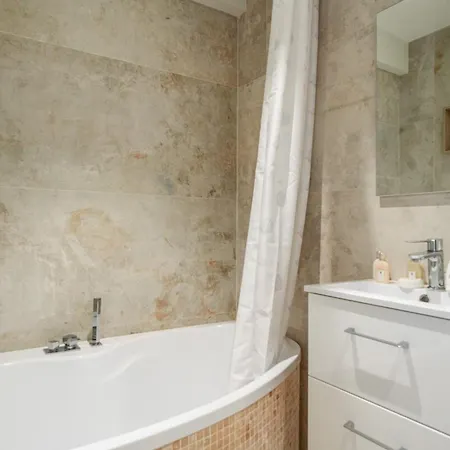 Wonderful 2 Bedroom In The Old Suquet Apartment *